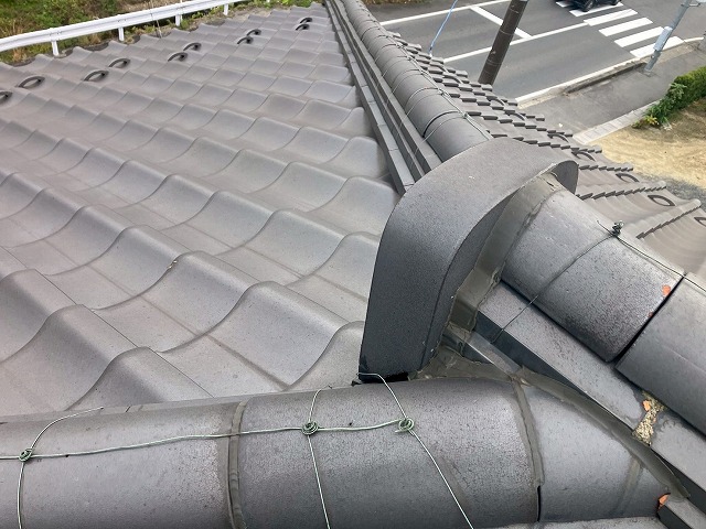 棟の端部に設置された鬼瓦